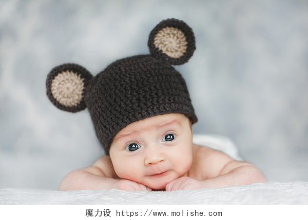 戴帽子的可爱婴儿肖像在一个帽子里的可爱的初生男婴